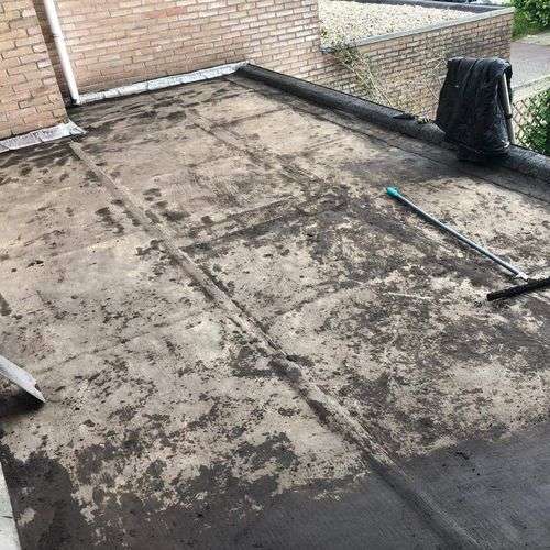 Schoonmaken van een plat dak in Zeewolde Schoonmaken van een plat dak in Zeewolde